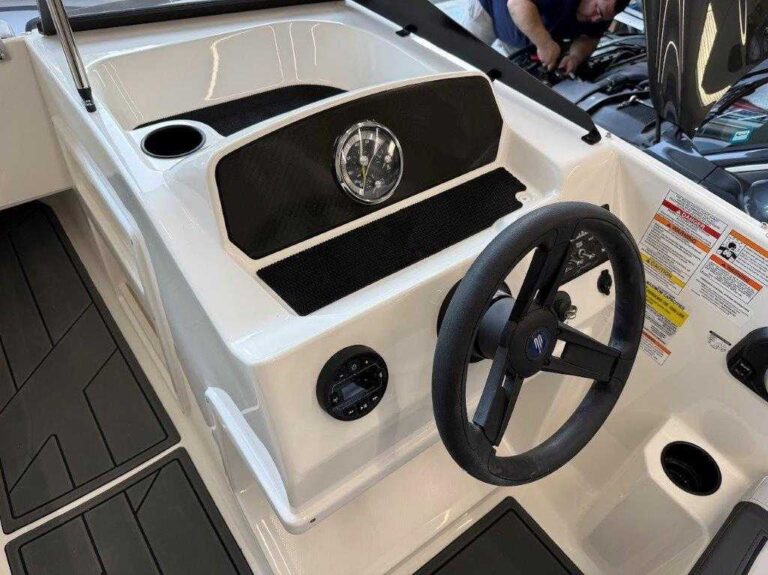 2026 Bayliner M17 - Full Windshield US-BLBX1323H526 [photo 5]